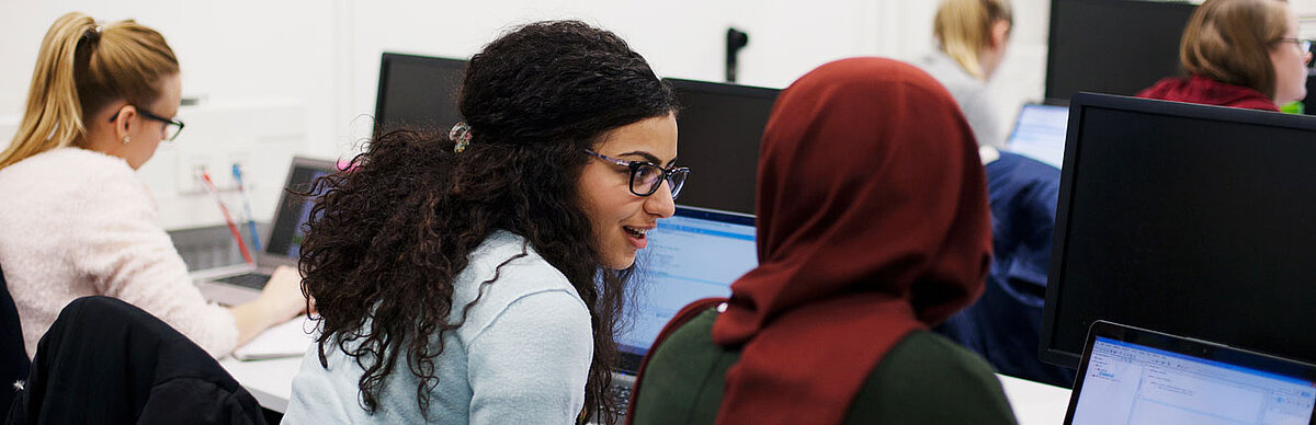Studentinnen im Computerlabor