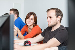 Studentin und Student am Computer