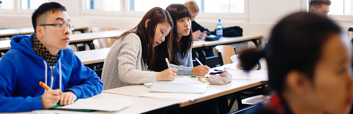 Studierende machen Notizen